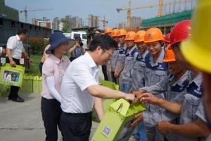 市委副書記、市長(zhǎng)錢三雄等一行慰問(wèn)奮戰(zhàn)在高溫一線建設(shè)工人